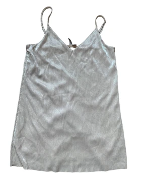 Klänning  - Glittrig/skimmrig miniklänning med justerbara axelband från hm💕ljusrosa/beige färg! 