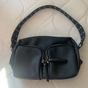 Väska  - En fin väska som är köpt ifrån ullared, den är i nyskick då den är nyköpt och knappt använd