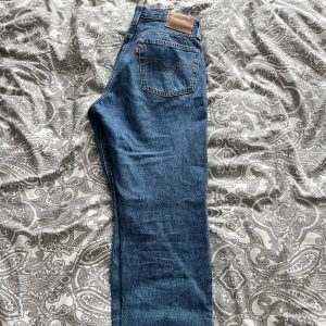 Levi’s Jeans 501 original  - Levi’s jeans i jätte fint skick, använda extremt fåtal gånger, storlek W25 L28 passar bra på mig som är 165,skriv för fler bilder, pris kan diskuteras 