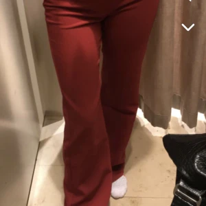 Röda byxor  - Köptes på mango i emporia super kön material och formar kroppen fint. Ordinarie (450kr)