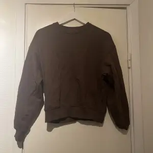 En brun sweatshirt från Bilbos, storlek S