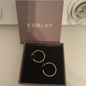 Örhängen  - Edblad örhängen - Oanväna, för jag passar inte i guld - Boxen följer ej med, slår in på annat sätt vid köp - Köparen betalar för frakt - Inga returer - Betalning via köp direkt 