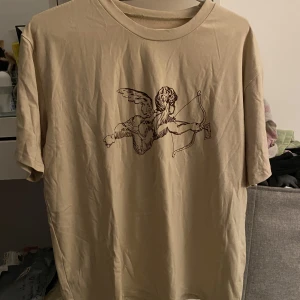 Oversized tshirt - Beige oversized tshirt i storlek M. Jättefin och oanvänd (legat nerpackad) säljer för 40kr+frakt
