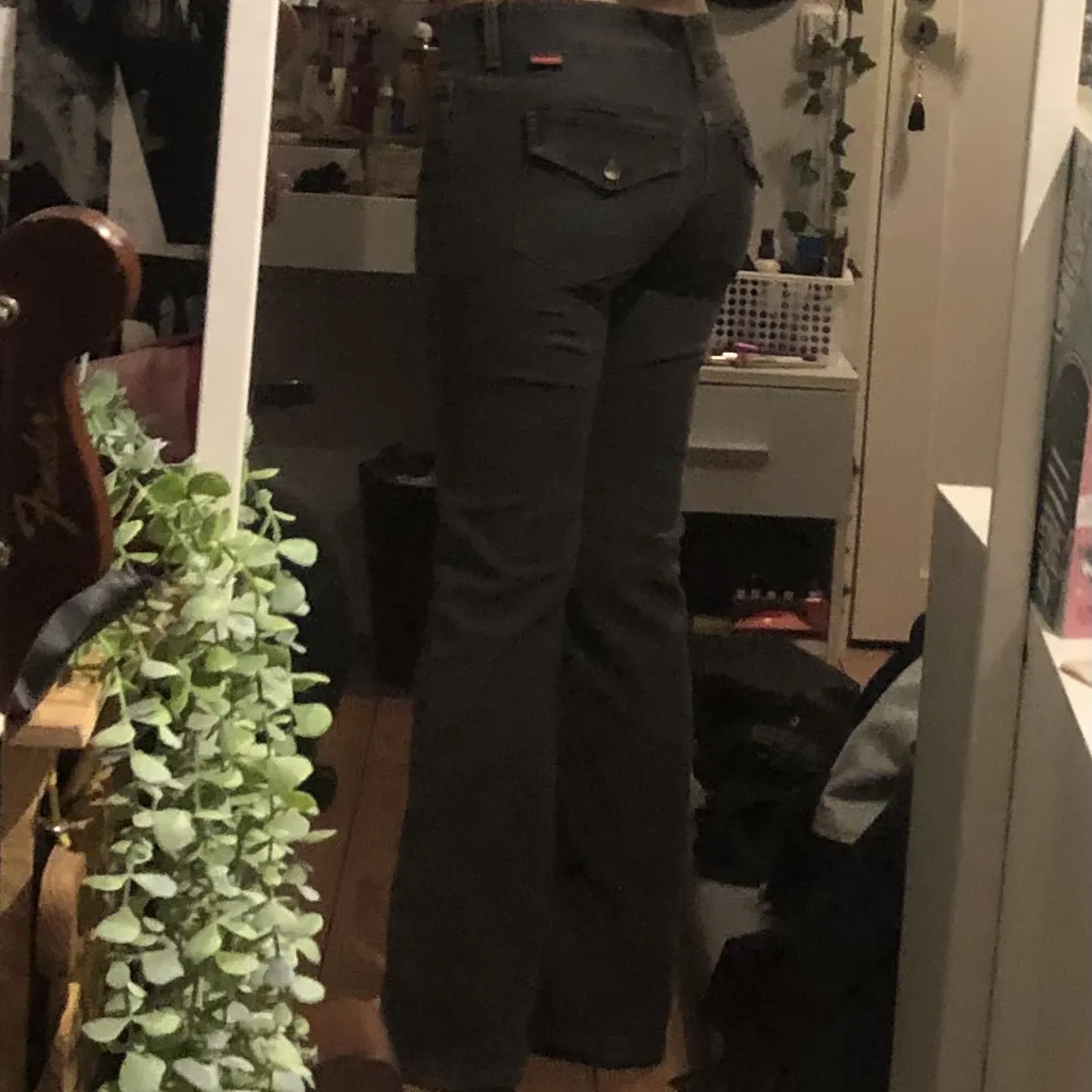 Low waisted jeans från hm. Storlek 40, men är väldigt små i storleken💕säljer dem då jag inte använder dem längre. Budet börjar på 250kr:). Jeans & Byxor.