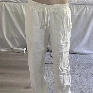 Linnebyxor - Säljer dessa linnebyxor då jag vill skaffa nya innan sommarn. Säljer dom men är även öppen för byte mot andra linnebyxor. I super skick (dock lite smutsiga vid fötterna då jag klivit på de men det går bort i tvätten)  och inte alls genomskinliga.