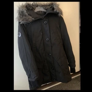 Superdry jacka  - Dunjacka från superdry, använd endast 1 säsong sedan hängt i garderoben. Är i mycket bra skick, inga synliga slitash eller fläckar. 