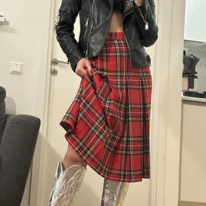 Vintage Rötrutig kjol - Vintagekjol i mycket gott skick. Veckad framtill och slät baktill.  (Inga synliga defekter men luktar vintagebutik även fast plagget har tvättats) Storlek: S-M Midjemått: ca 73cm Längd: 70cm