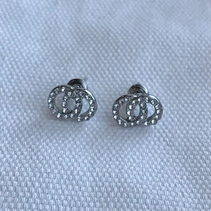 Örhängen - Örhängen från Snö of Sweden som inte kommer till användning längre. Rost och nickelfria :) 85kr + 15kr frakt!