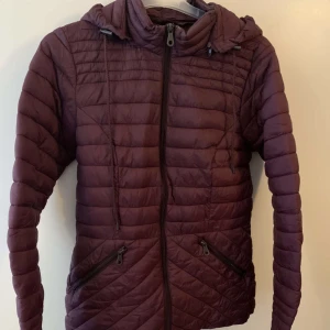 Lindex jacka  - Vinröd jacka från Lindex. Jackan är aldrig använd. Inga skador eller fläckar. 