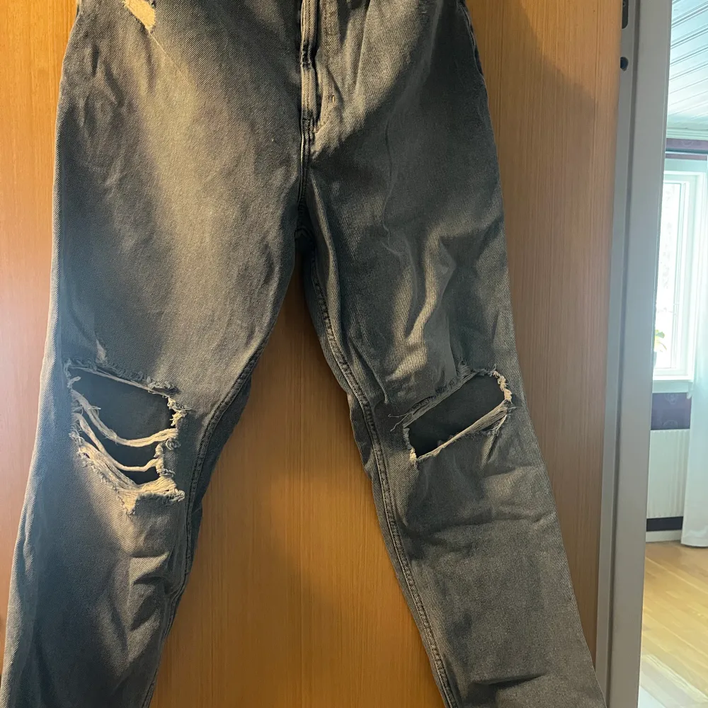 Ett par jätte fina högmidjade jeans från Hollister. Som är jätte fint sick och dom är normal i storleken och skulle säga att dom är som nya. Storlek:15R (W:32 & L:31)  Köparen står för frakten . Jeans & Byxor.