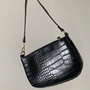 Svart axelremsväska  - Svart liten axelremsväska från Nelly✨