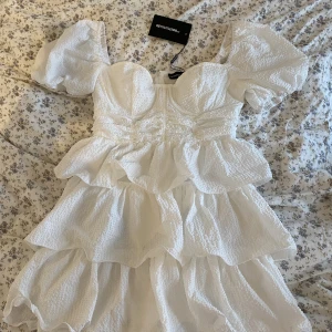 Korsettklänning - Superfin korsettklänning med volanger från Prettylittlething aldrig använd med lappar kvar. Storlek 12 UK som motsvarar 38/40. Perfekt studentklänning🥰