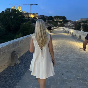 Klänning - En supersöt klänning som är skön till sommaren. Den är lite kort på mig som är 1,77 m lång. 🌸 