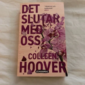 Det slutar med oss bok - Säljer boken det slutar med oss skriven av Colleen Hoover! Den är i väldigt bra skick, vid några frågor hör av dig☺️