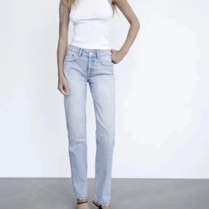 Zara midrised jeans - Snygga jeans från zara som är för små för mig! Nypris ca 400kr