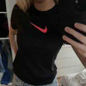 Träningströja från Nike. Sitter som en xs/s. Använd fåtal gånger mycket bra skick