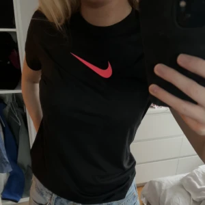 T-shirt  - Träningströja från Nike. Sitter som en xs/s. Använd fåtal gånger mycket bra skick