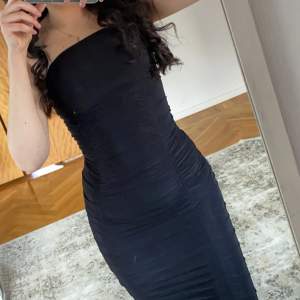 Bodycon klänning från PLT, använd 1 gång. Väldigt tight och lång, passar om du är runt 165 eller längre då klänningen är väldigt lång. Framhäver rumpan där bak.