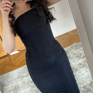 Bodycon klänning - Bodycon klänning från PLT, använd 1 gång. Väldigt tight och lång, passar om du är runt 165 eller längre då klänningen är väldigt lång. Framhäver rumpan där bak.