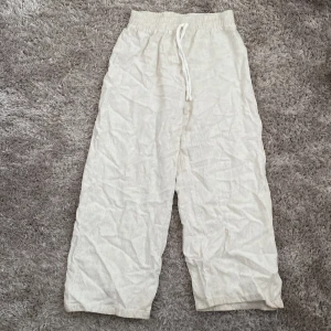 Linnebyxor  - Jättefina linnebyxor men för korta på mig som är 168 tror att det passar om du är 155-163 ungefär köpt för 190