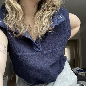 Väst - Jättefin marinblå väst från Weekday. Den sitter lite oversize. Aldrig använd 💙