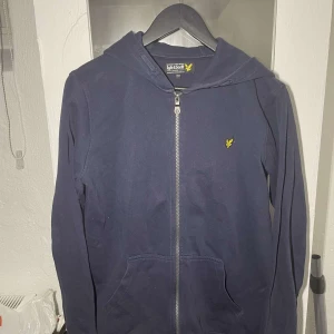 Lyle&scott huvtröja - Snygg marinblå huvtröja från lyle&scott, storlek s. Knappt använd så i nyskick Nypris ca 899kr