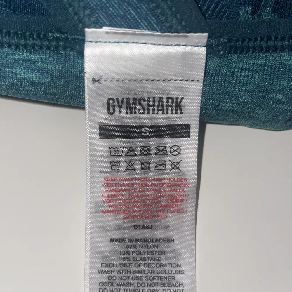 Turkos/blå sport-bh i storlek S från gymshark. Är typ en blandning mellan sport-bh & crop top. Den är i fint skick. Aldrig använd. Nypris: 499kr Kan mötas upp i Göteborg eller skicka på post men då betalar köparen frakt🤍. Övrigt.