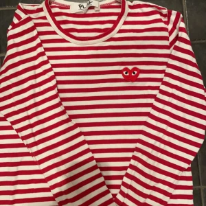 comme des garcons tröja  - Säljer denna des garcons tröjans hjärtat på bröstet, då den inte kommer till användning. Se bild för skick. Den är i storlek L men skulle säga att den är mer i storlek xs möjligtvis S💕 köp direkt för 199 kr buda ifårn 100 kr. Frakt ingår ej