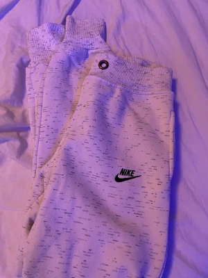 nike mjukis - använda ett få tal gånger då de är forstort i midjan på mig.  kan fraktas om de behövs. 