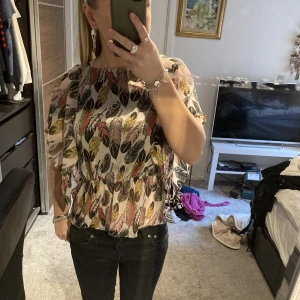 Blus - Jättefin tröja från lindex, väldigt bra skick, använd max tre gånger💕