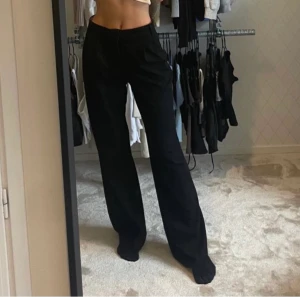 Kostymbyxor  - *Lånad första bild men samma byxor Kostymbyxor köpta här på plick men har ej kommit till användning. Låga och klassiska från zara. Bra skick men lite uppsprättade vid foten men ingen som syns. Hon på bilden är 178 för referens💗 Innerb.: 84 cm Midje: 38 cm