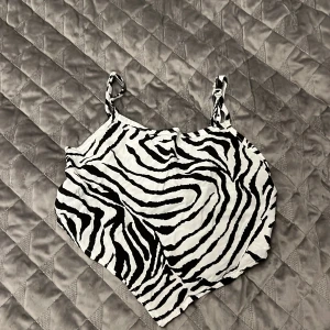 Linne/topp - Bra skick! Säljer pga för liten. Köpte i somras. Använt ca 2-4 gånger. Väldigt tunn och fin!