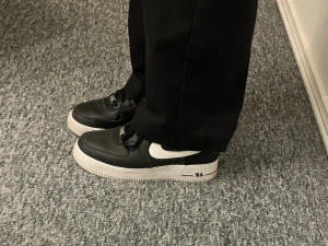 Nike air force - Säljer mina air force1. Supersköna och endast använda ett fåtal gånger. Säljer för 600kr + frakt🫶🏻