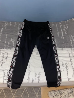 Nike byxor  - Säljer de pga att de är små på mig nu 