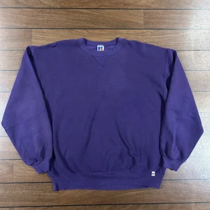 Russel blank lila sweatshirt  - Snygg vintage Russel sweatshirt i storlek XL! Bara att skriva om du undrar över något🙏