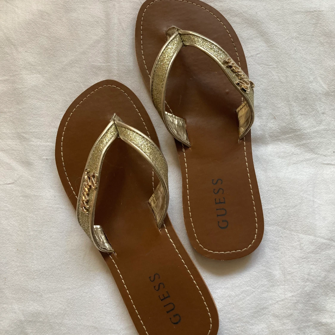 Guldsandaler från Guess