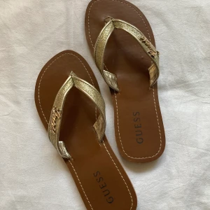 Guldsandaler från Guess - Supersnygga guldsandaler från Guess. Tyvärr aningen försmå för mig, så är som nya. 
