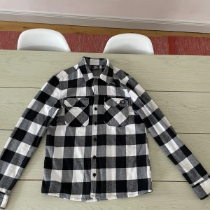 Vårjacka - Dickies skjorta som passar både som vårjacka men även som en skjorta. Använt i några månader och den är i väldigt bra skick. Kostar ny pris 800kr 