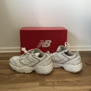 New Balance WX452 - Säljer ett par New Balance WX452 sneakers som är endast använda ett fåtal gånger. Dem är köpta förra sommaren och nypriset ligger på 1261kr. Storlek: 7,5 US, 38 EU