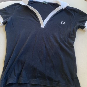 Fred Perry topp - Fred Perry topp köpt second hand för 150kr. Säljer då den inte är min stil.