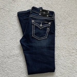 miss me jeans - ett par miss me jeans som är lågmidjade och bootcut! 💗 de är i nyskick och har vart använd en gång!!