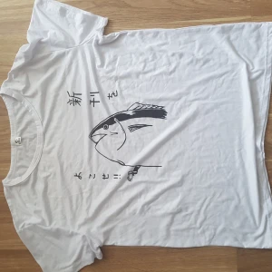 Tshirt - Vit t-shirt med tryck, endast provad. Något transparent, strl xl men mer som en L.