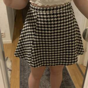 Jättefin strukturerad rutig kjol i lite tjockare material🥰 Säljer eftersom den är lite för liten i midjan för mig. Strl 38 men passar XS-S. Säljer för 75 kr + frakt 📦 