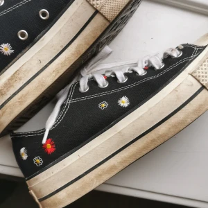 converse med broderi - svarta plateau converse med broderade blommor i storlek 39! tidigare köpta på sellpy, med tecken på användning fast i gott skick:) köpare står för frakt alternativt kan jag mötas upp i stockholm