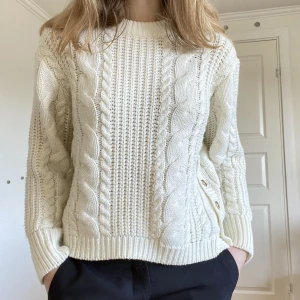 Stickad tröja  - Jättefin tröja från Ginatricot som jag nu säljer vidare, använd någon enstaka gång. I storlek XS men sitter oversize, så funkar absolut på någon i st S eller M. Skriv privat för frågor eller flera bilder. Nypris 499kr, mitt pris 150kr + frakt ❤️