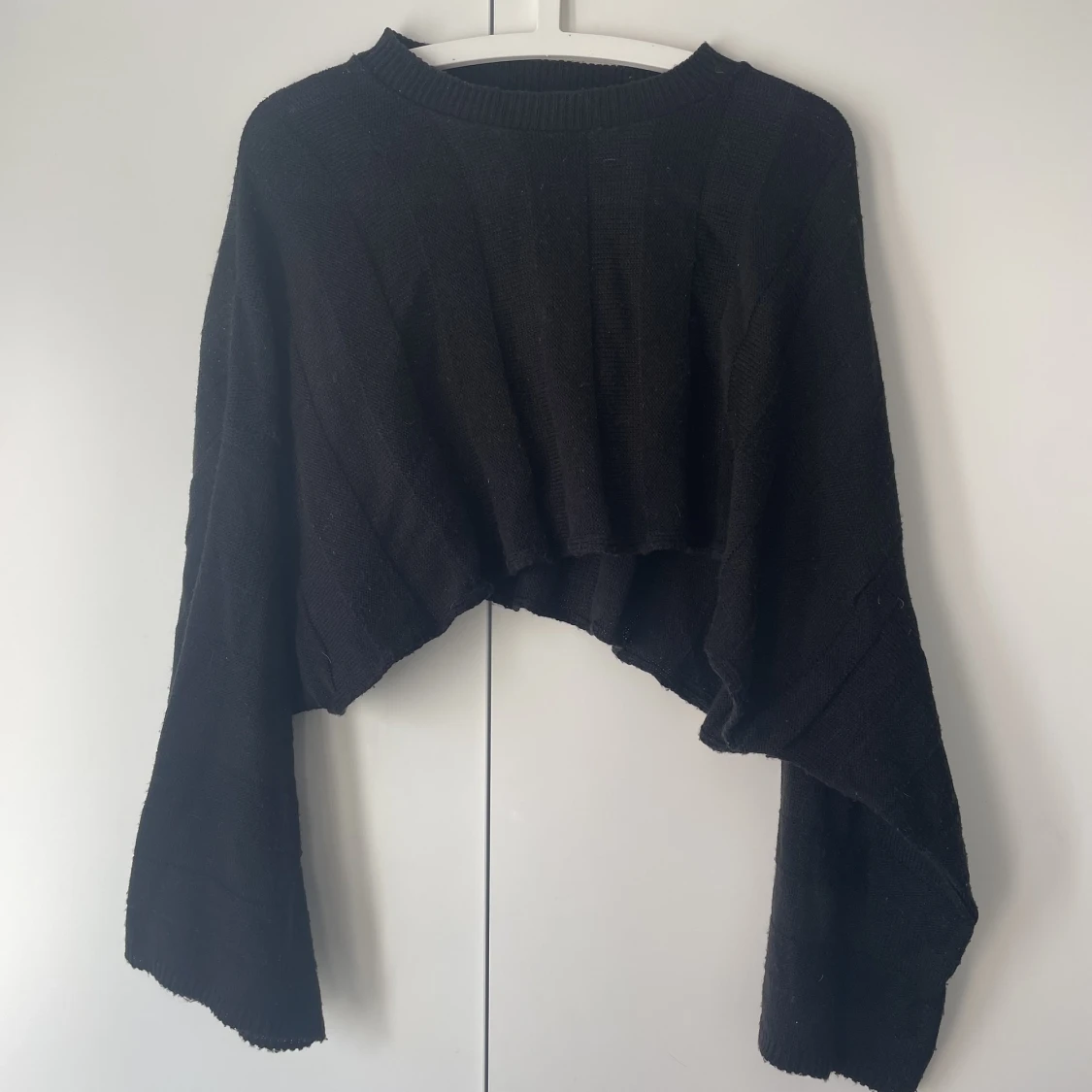 Kort tröja med stora ärmar  - 90