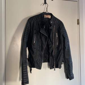 Moto Jacket skinnjacka från Chiquelle. Slitage i baksida nacke (se bild) och på insida vid lappen efter upphängning (se bild). Liten i storleken.