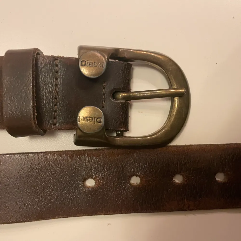 Väl använt brunt vintage diesel bälte, ca 95cm långt. Accessoarer.