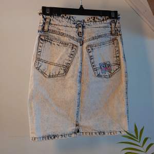 Cool jeans kjol med rutmönster både innuti och utanpå❤️‍🔥 storlek 26, ungefär xxs-xs