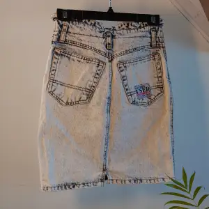 Cool jeans kjol med rutmönster både innuti och utanpå❤️‍🔥 storlek 26, ungefär xxs-xs